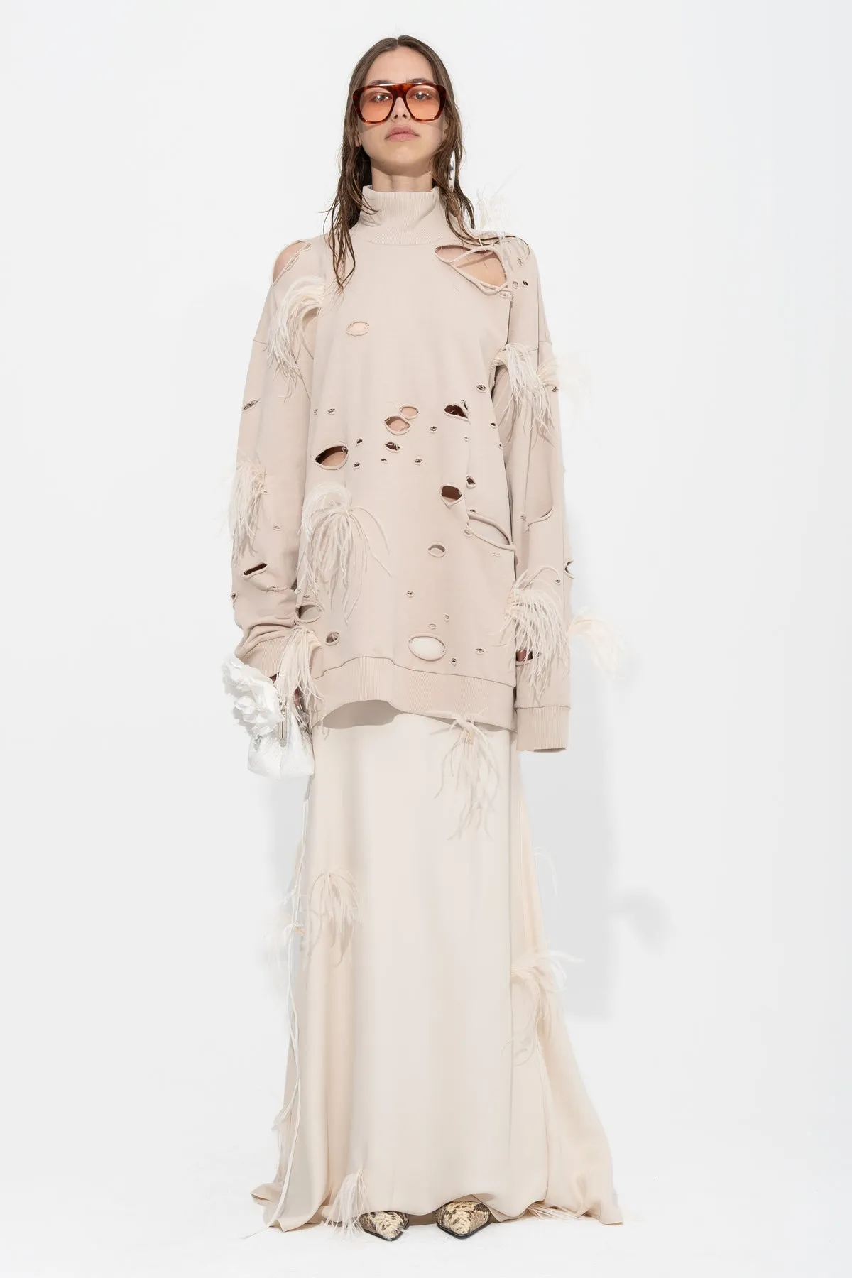 BEIGE DISTRESSED TURTLENECK WITH FEATHERS