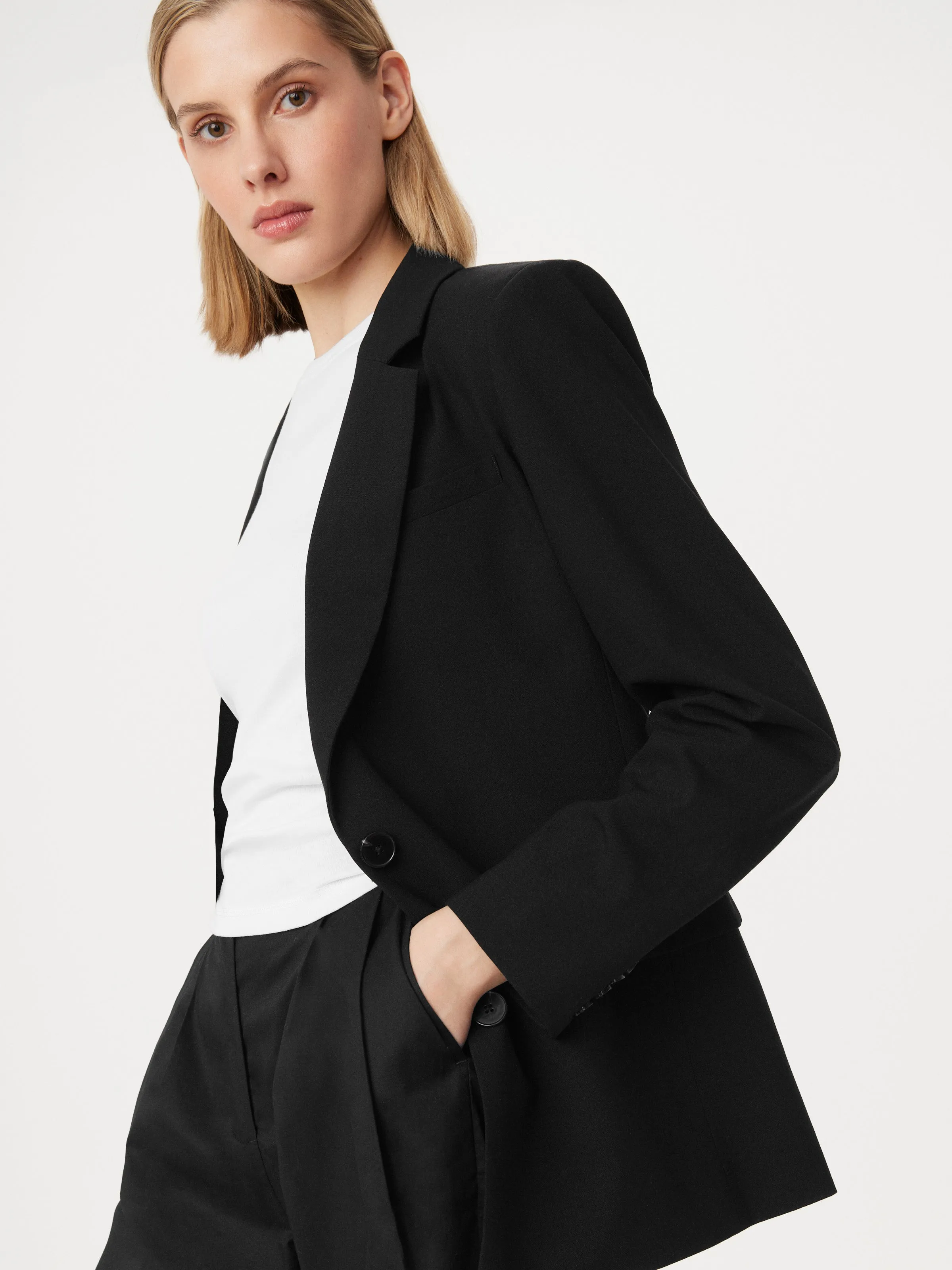 The Relaxed Single Breasted Blazer in Black