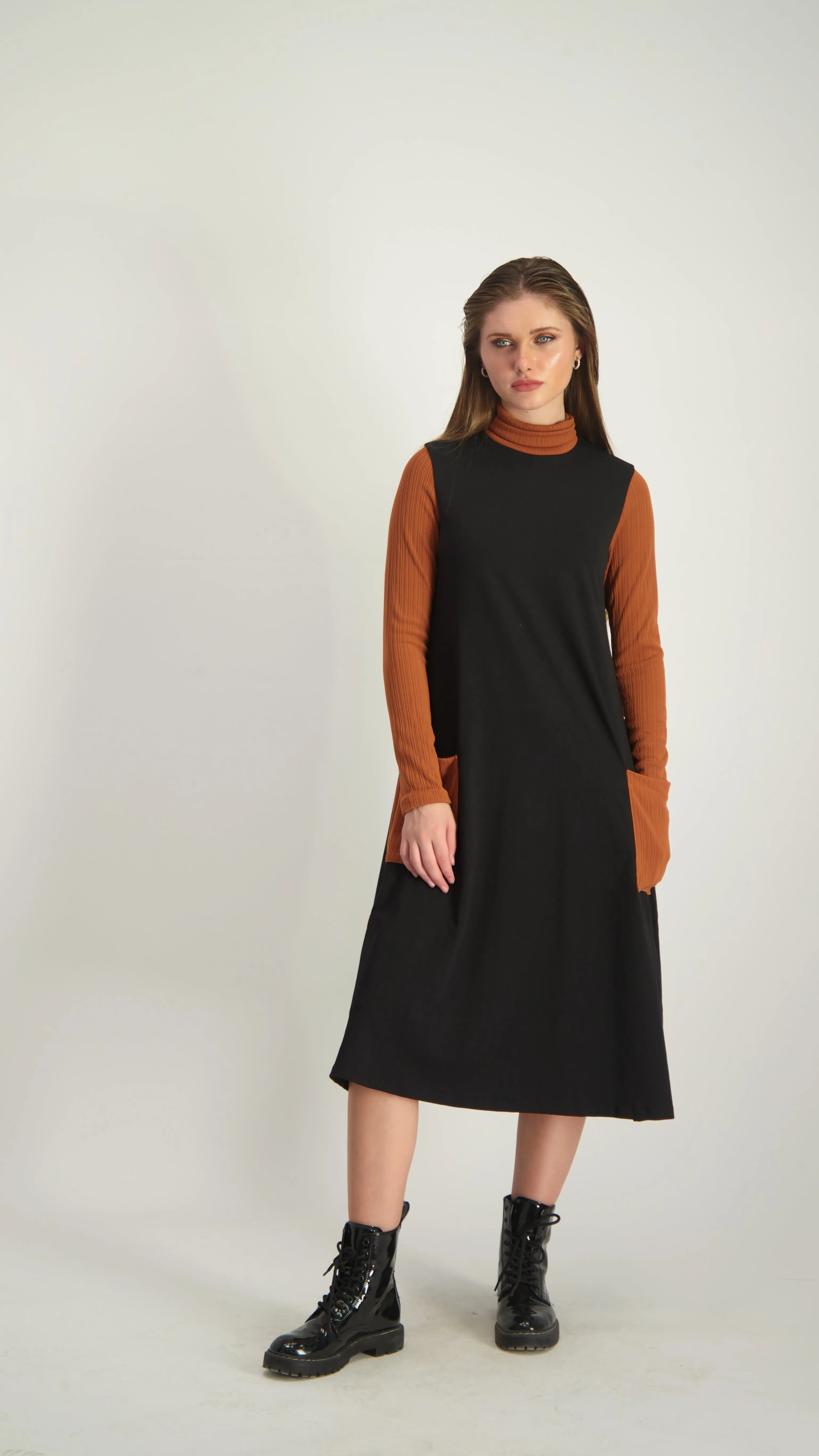 Turtleneck Pocket Dress / Black & Brick