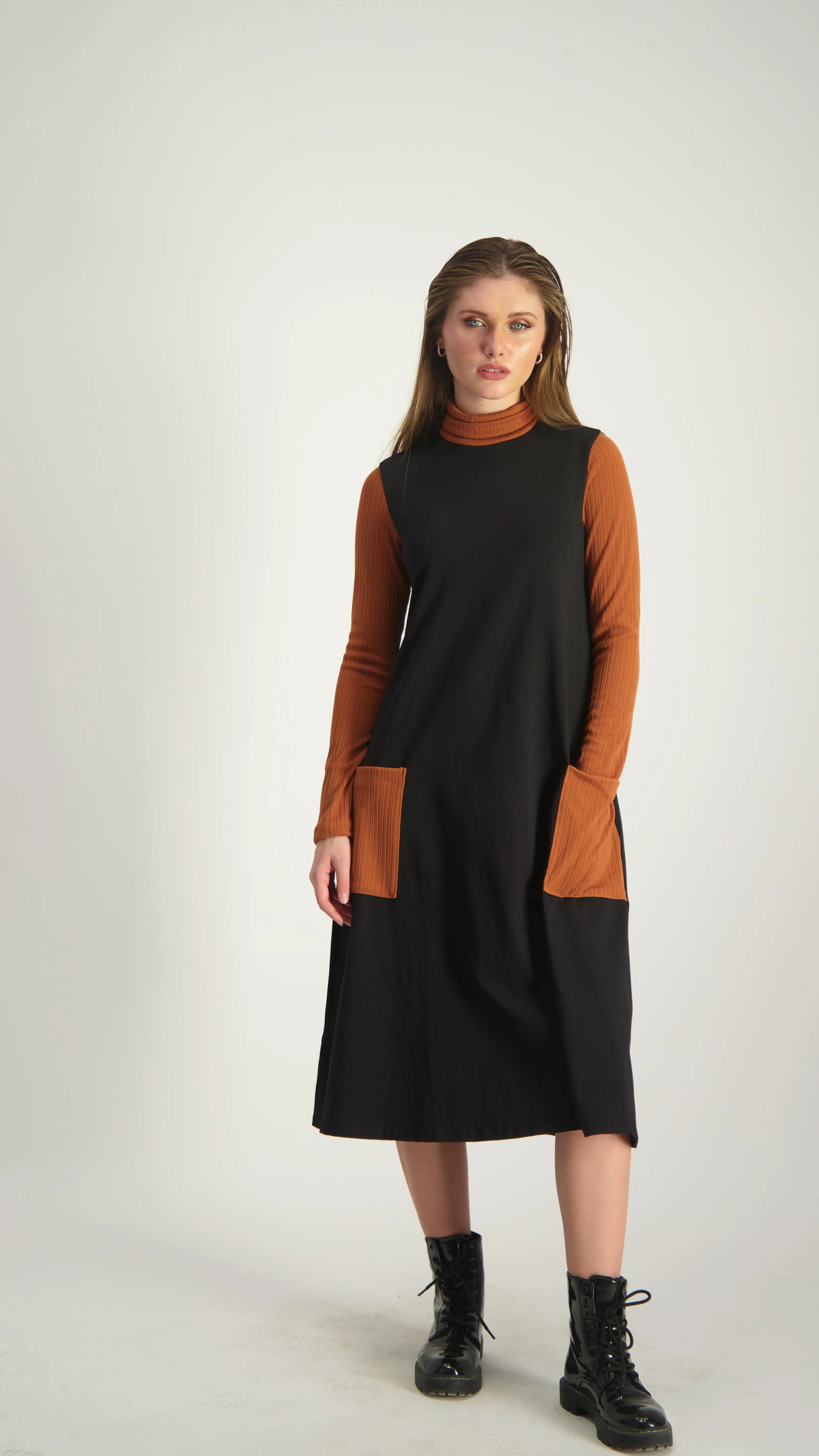 Turtleneck Pocket Dress / Black & Brick